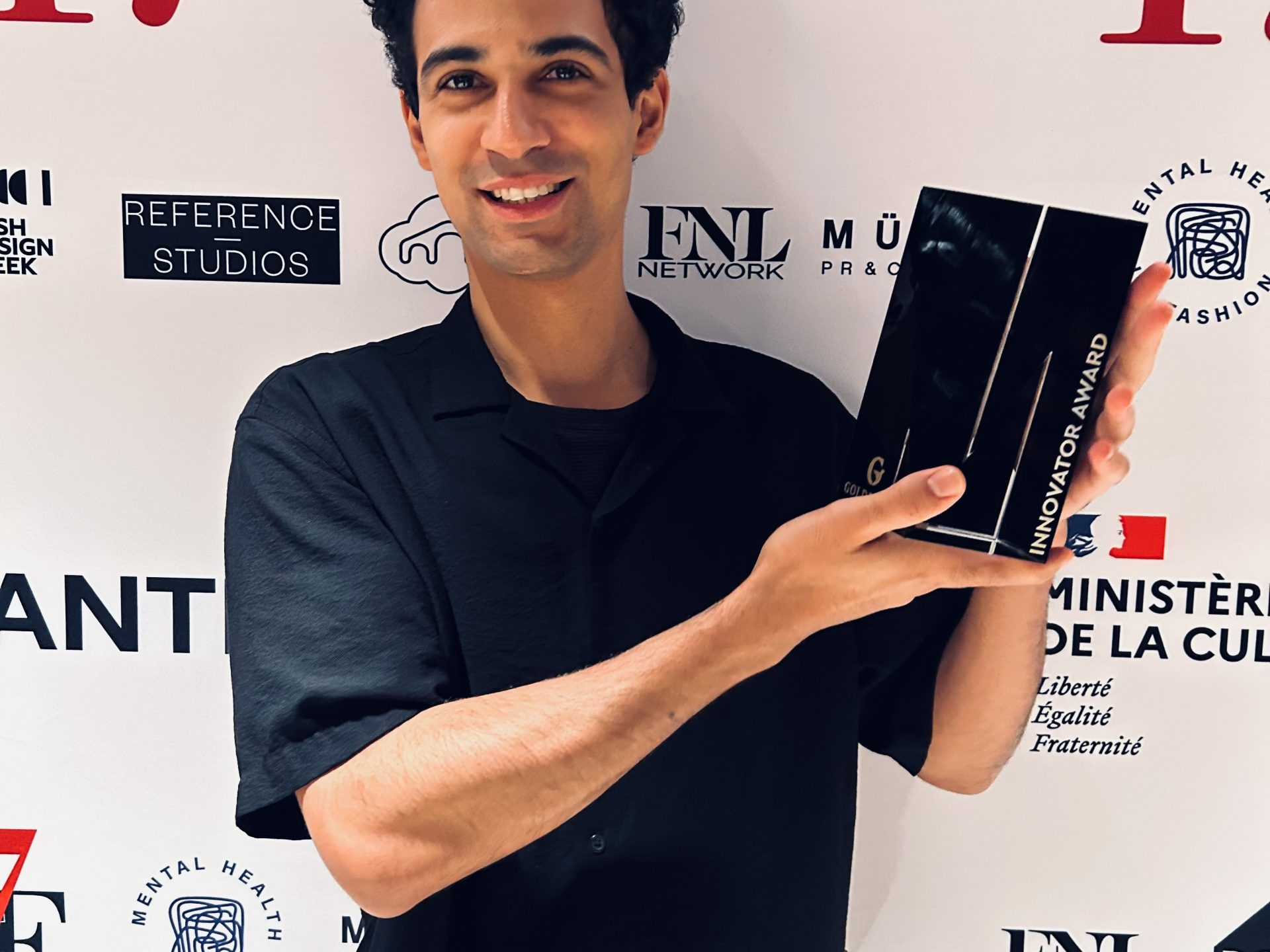 Photo d'Antoine Amen recevant son prix