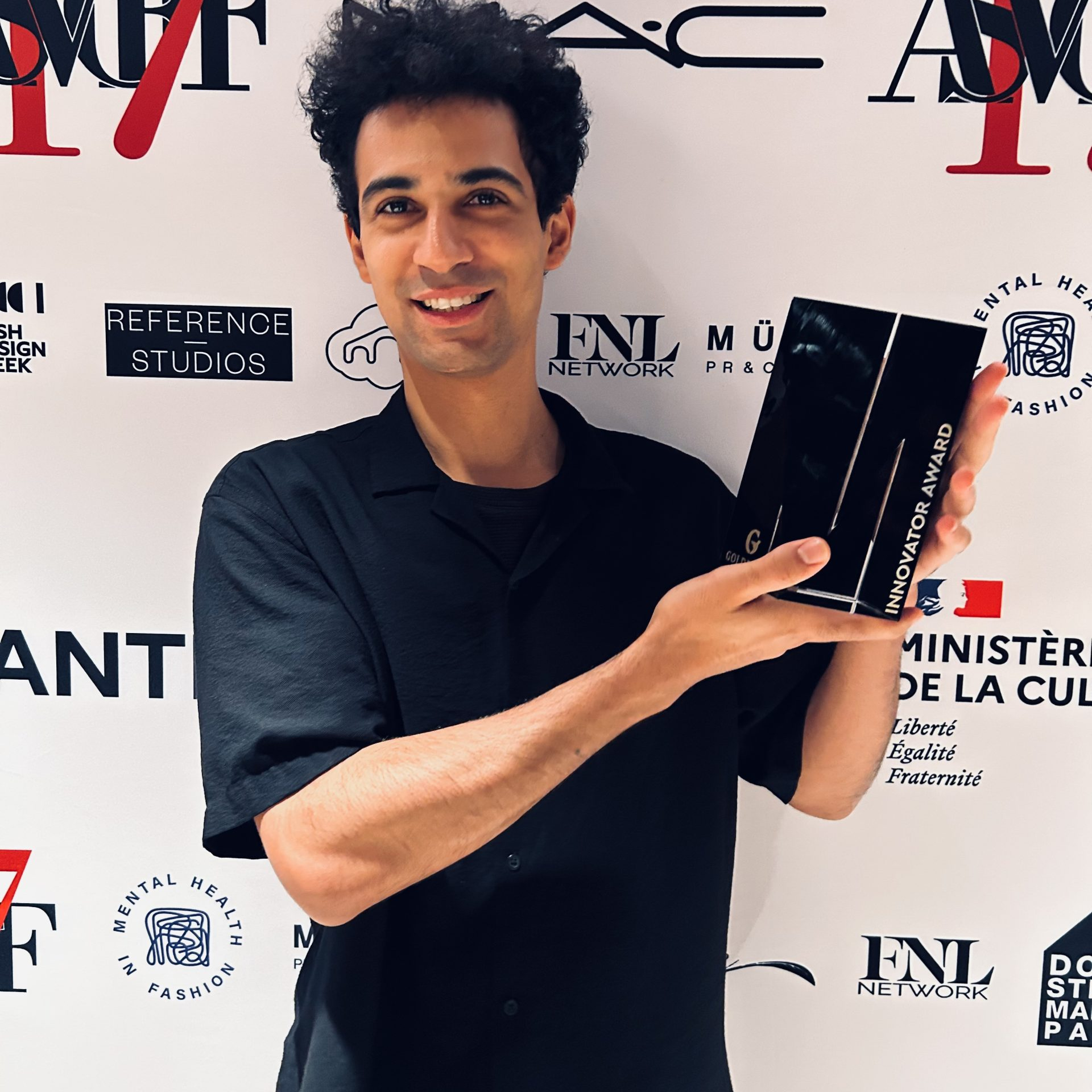 Photo d'Antoine Amen recevant son prix