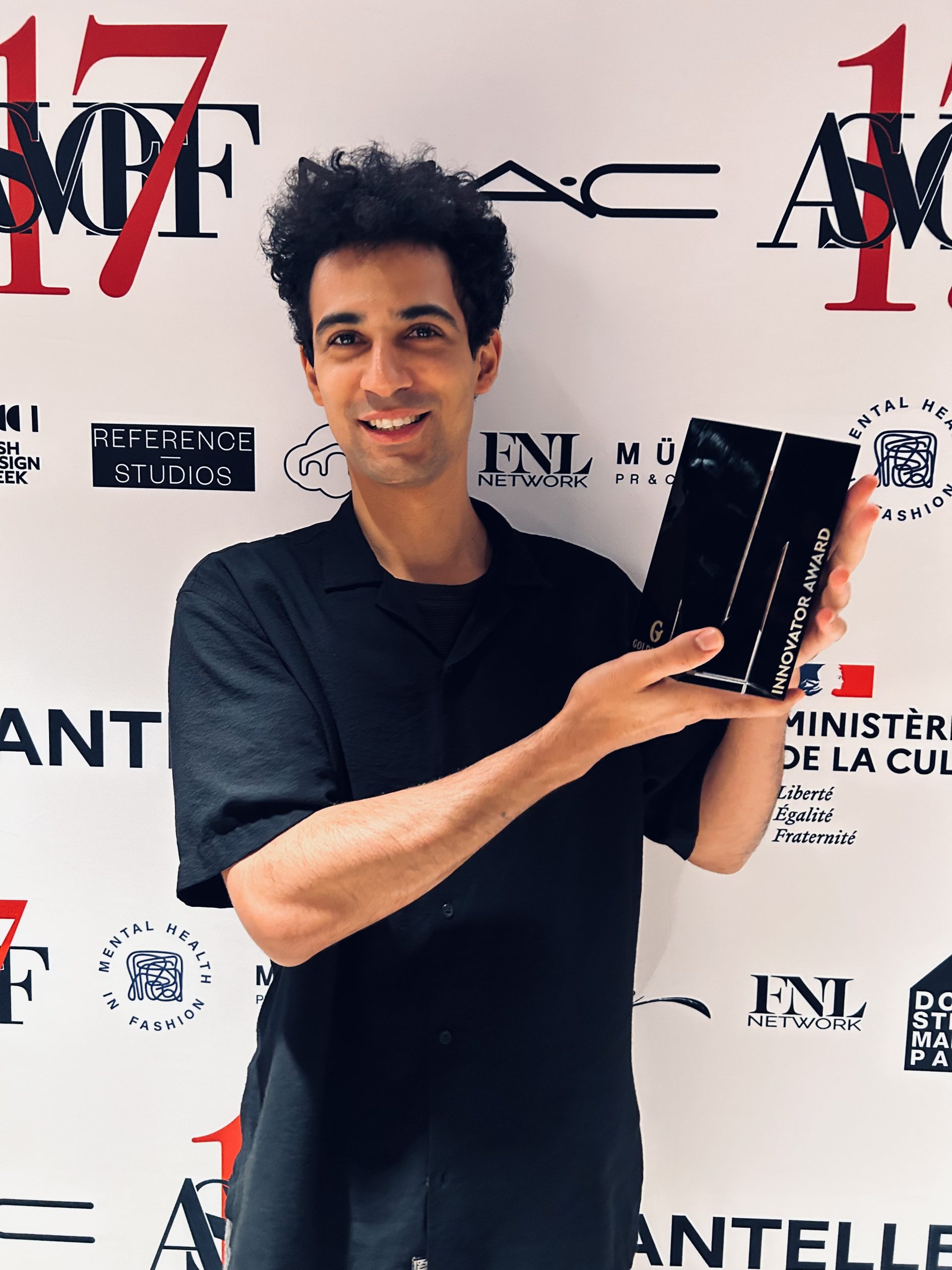 Photo d'Antoine Amen recevant son prix