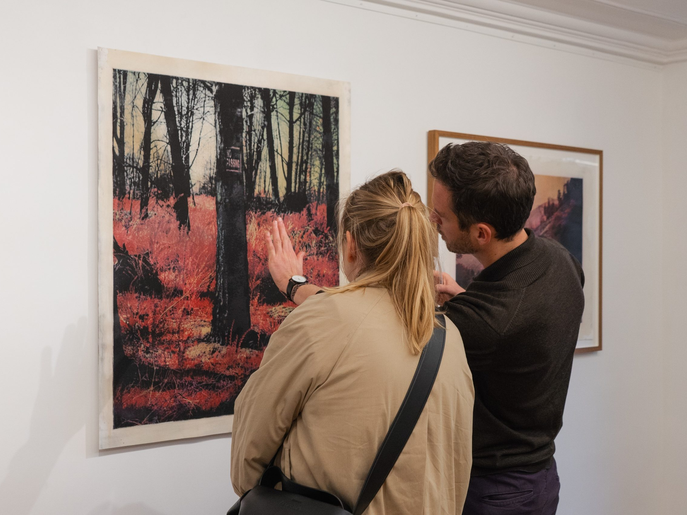 image de 2 personnes devant une photographie exposition. Photo de Tommy Do