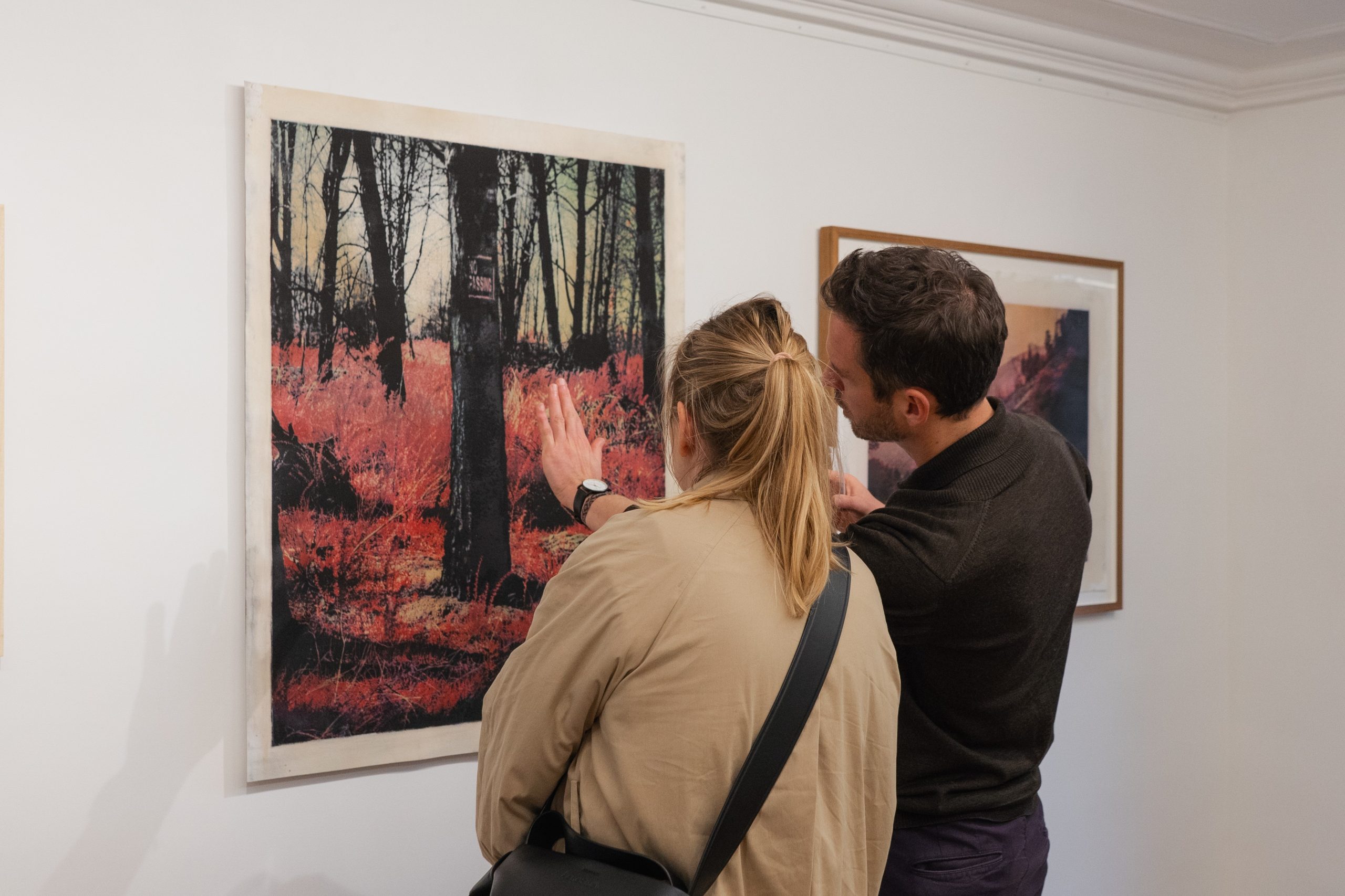 image de 2 personnes devant une photographie exposition. Photo de Tommy Do