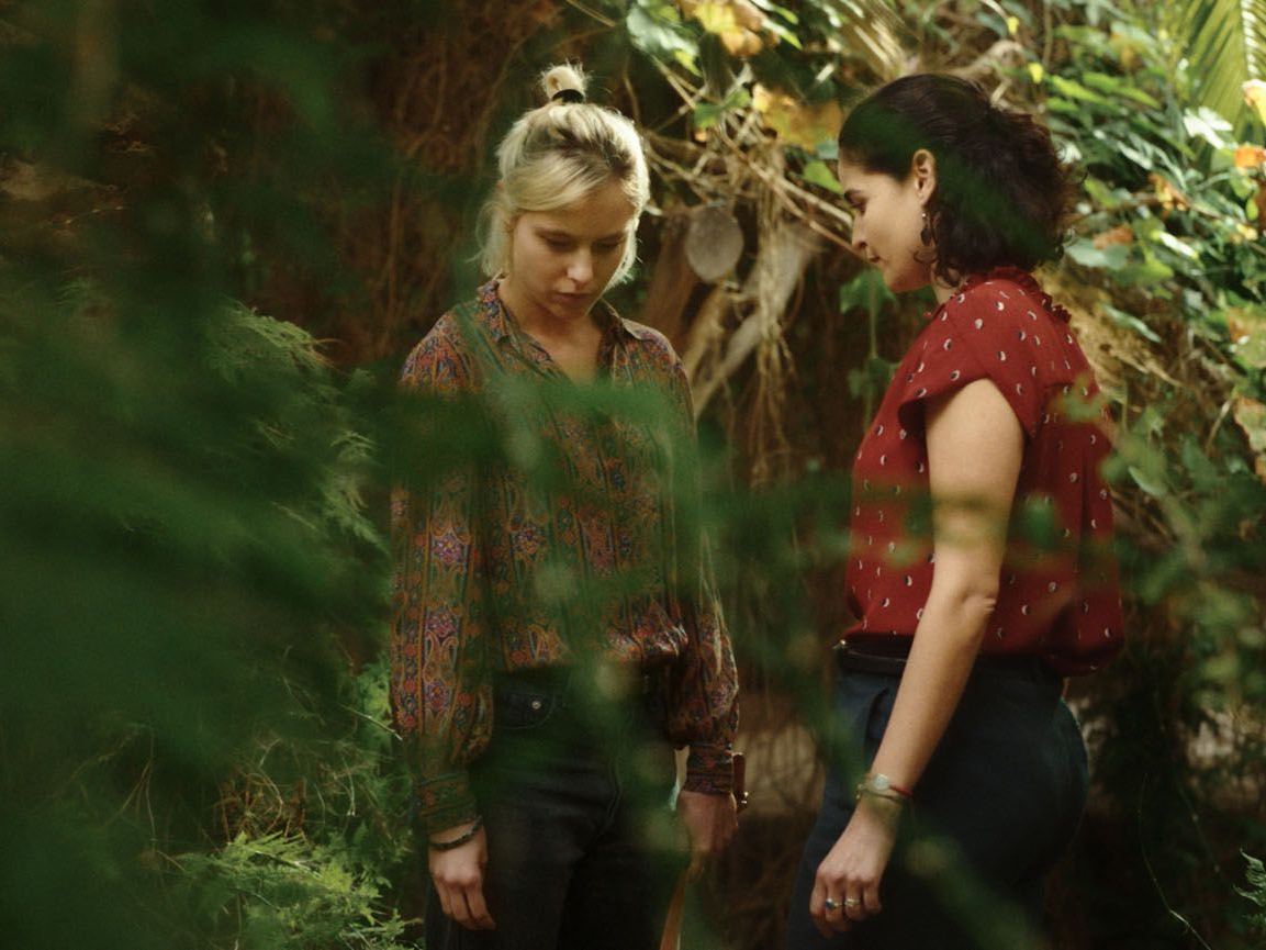 Photo du film A Voix Basse, de Leyla Bouzide avec 2 comediennes dans la nature