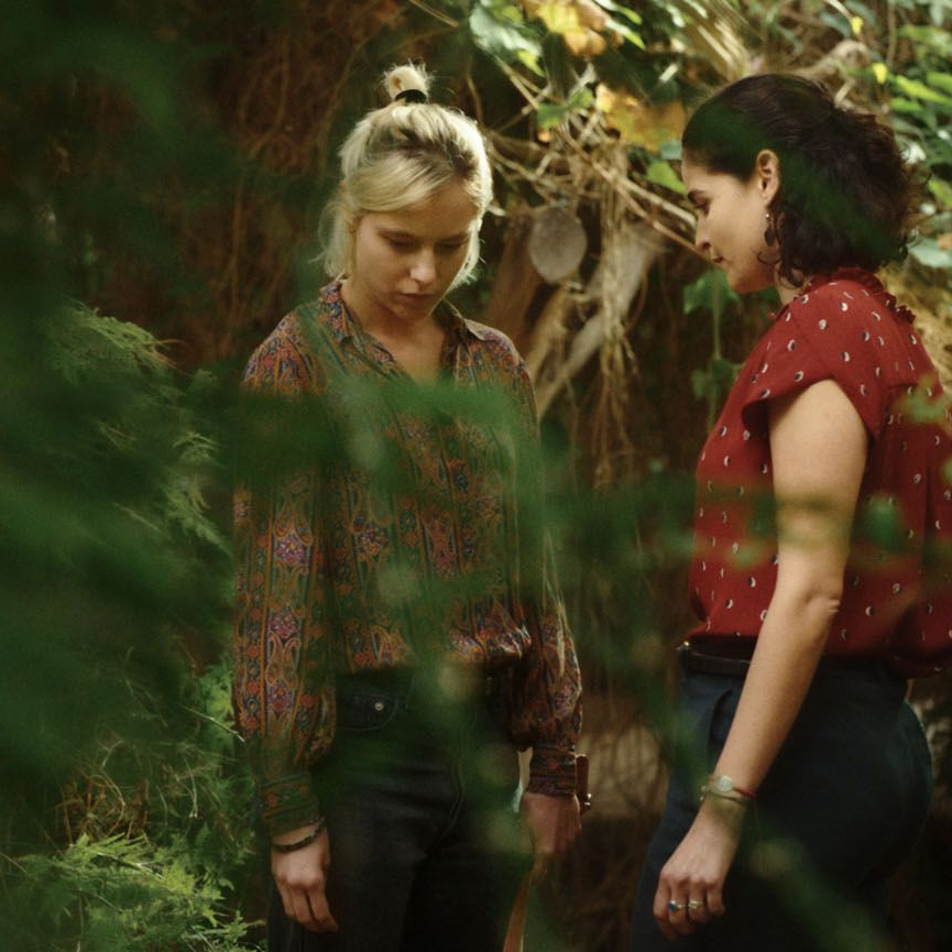 Photo du film A Voix Basse, de Leyla Bouzide avec 2 comediennes dans la nature