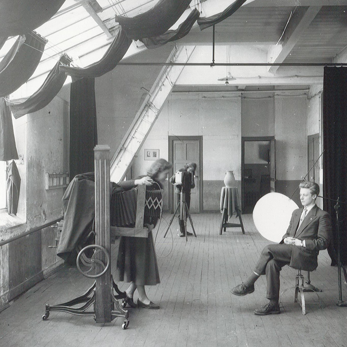 Vue du studio de prise de vues de l'Ecole. Années 1930, tirage postérieur. Archives de l'Ecole