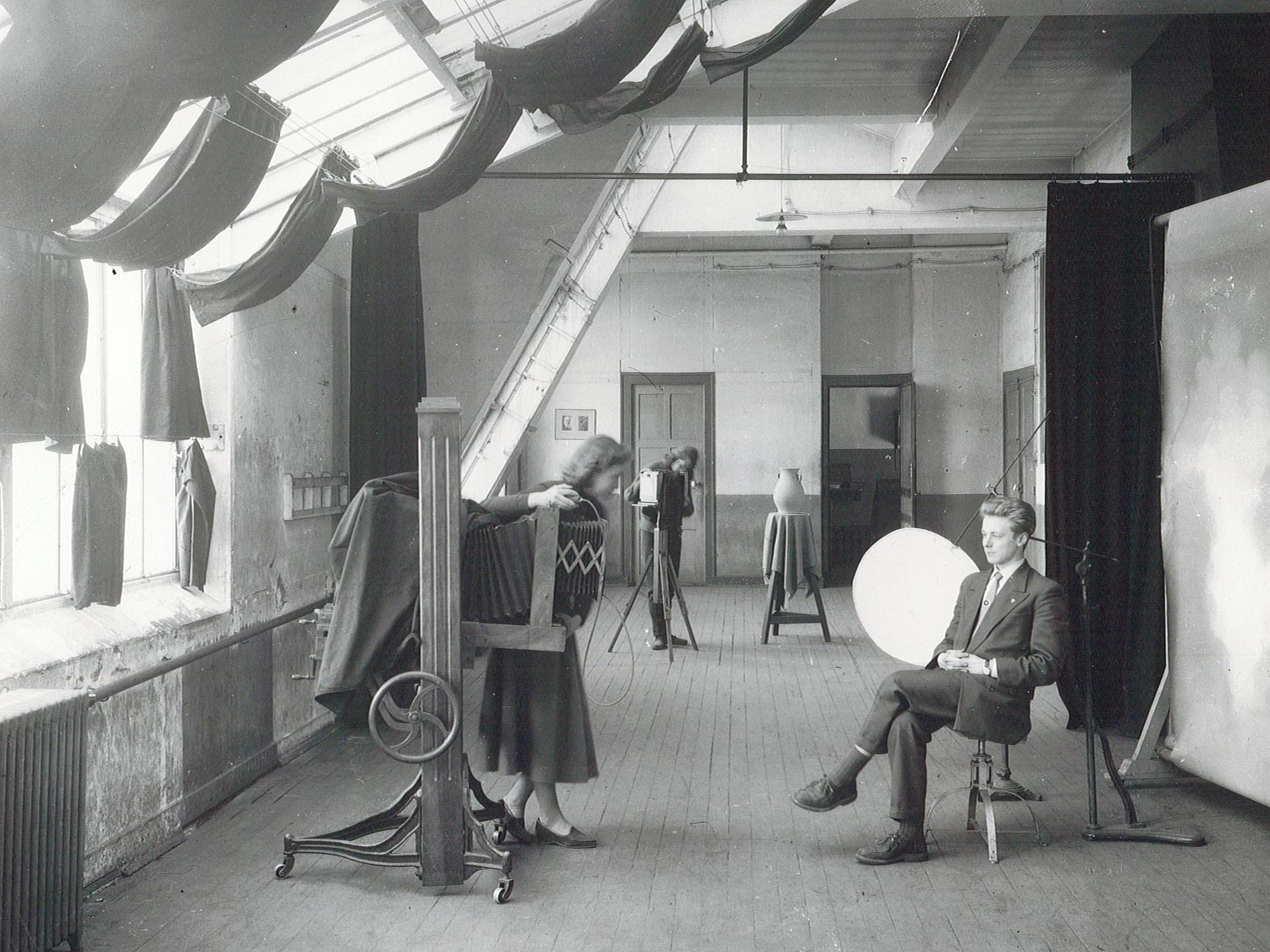 Vue du studio de prise de vues de l'Ecole. Années 1930, tirage postérieur. Archives de l'Ecole