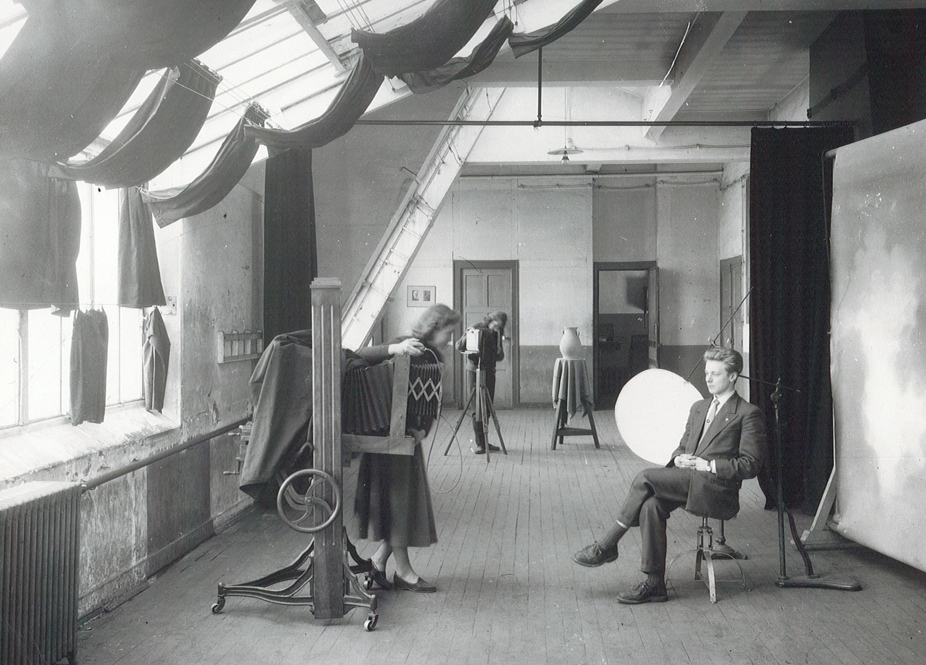 Vue du studio de prise de vues de l'Ecole. Ann&eacute;es 1930, tirage post&eacute;rieur. Archives de l'Ecole