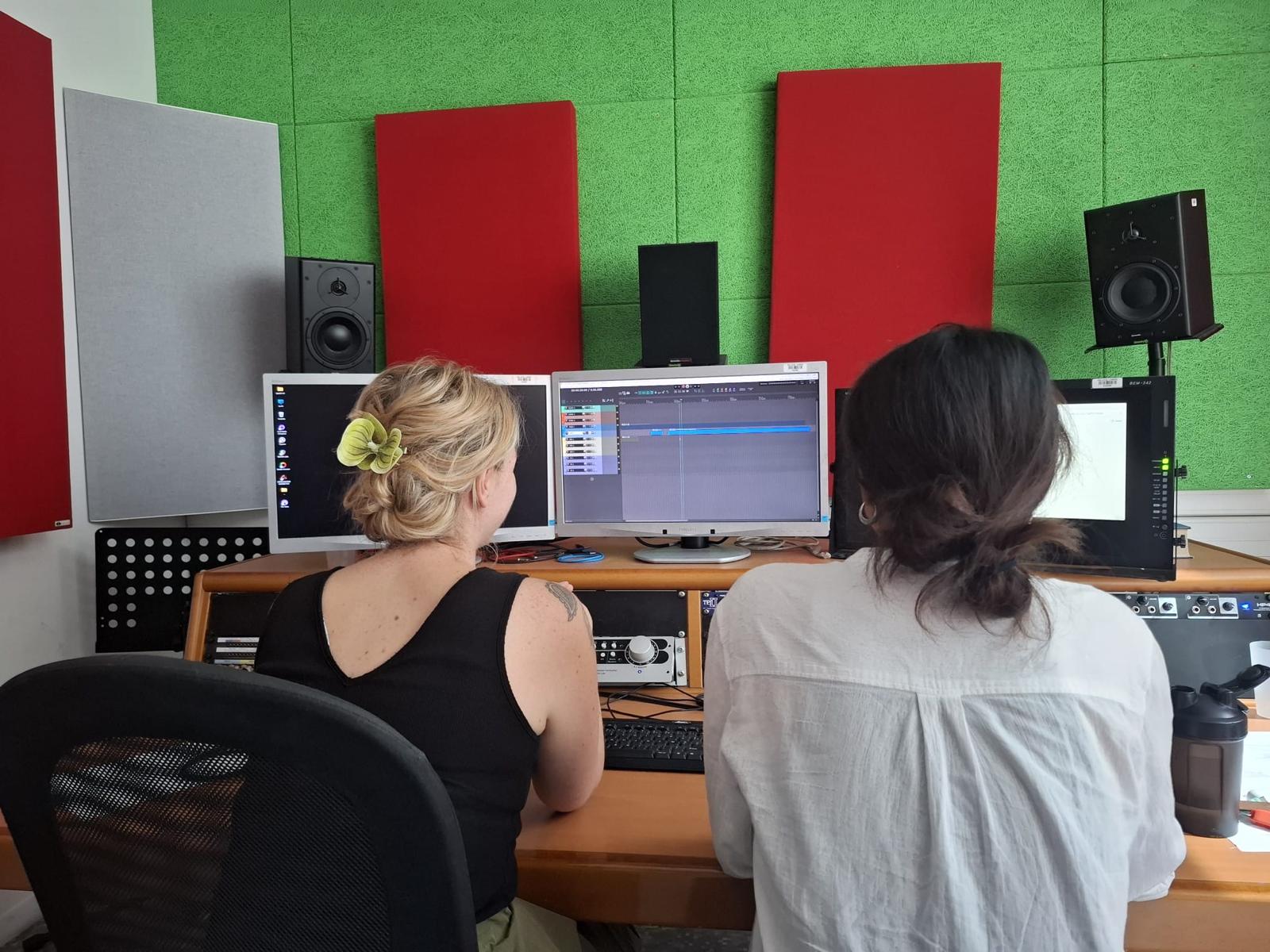 stagiaire montant le projet sonore